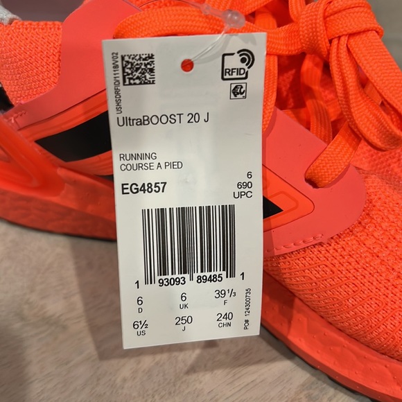 Adidas ULTRABOOST 20 SHOES JUNIOR size 6.5 equivalent to women’s 8.5. - Picture 6 of 7